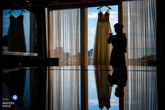 Fotografía de boda en Estambul del Hotel Mersin Divan, Turquía, mostrando a la novia, la novia y el reflejo en la mesa