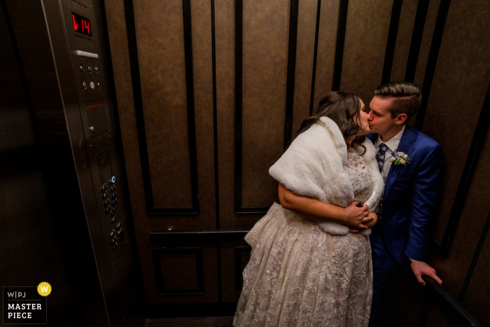 Fotografia di matrimonio di MD dall'Hotel Monaco, Baltimora, come La coppia si bacia in ascensore alla fine della notte