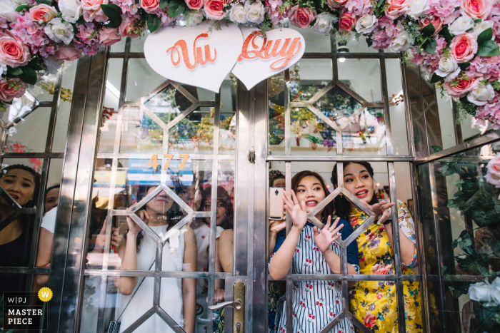 Fotografia di matrimonio da una casa di spose del Vietnam prima della cerimonia cinese