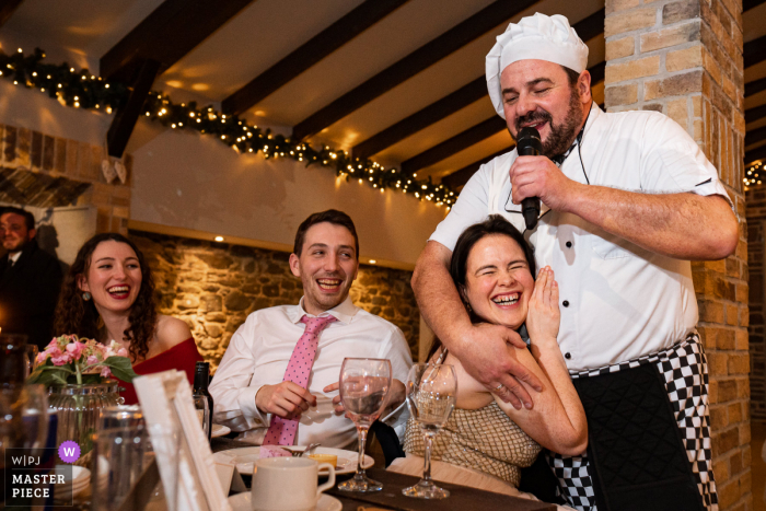 Fotografía de boda en Irlanda de Segrave Barns Irlanda del chef cantante durante la fiesta en el lugar de recepción