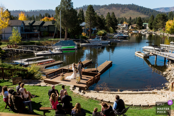 Fotografía de boda al aire libre de California de una novia y un novio casándose frente a un pequeño grupo de amigos y familiares en una finca privada en Lake Tahoe, CA.