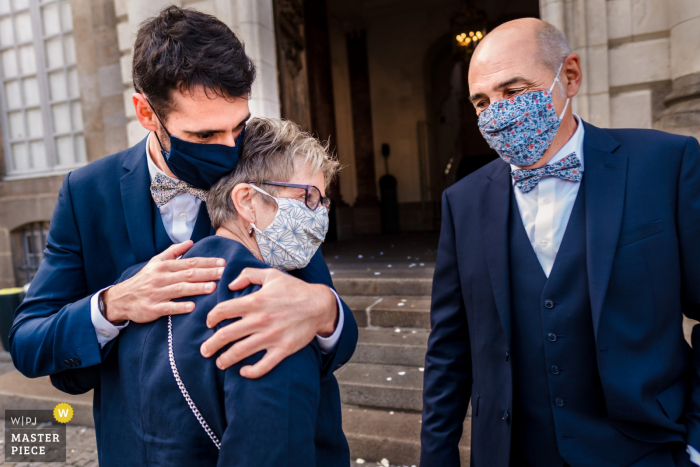 Fotografía de la boda de la ceremonia Reindeer-Brittany de un abrazo de máscara COVID afuera