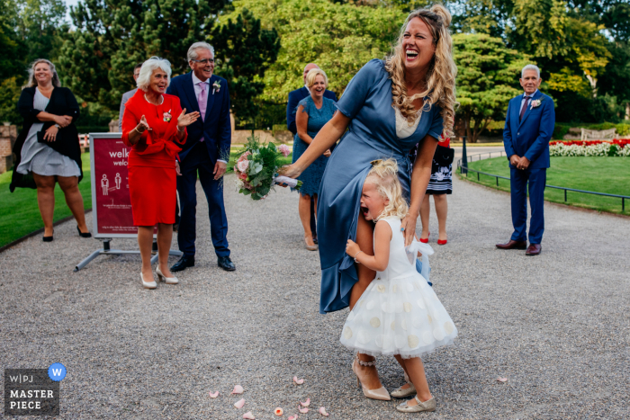 Een Utrechtse huwelijksfotograaf legde dit humoristische beeld vast vanaf deze Nederlandse ceremonielocatie van een kind dat huilt met een boeket