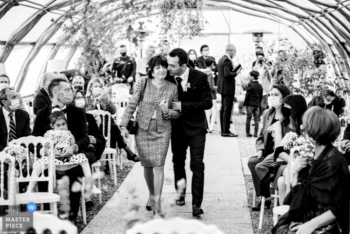 Fotografia de casamento no Piemonte da Cerimônia Local da chegada do noivo e sua mãe