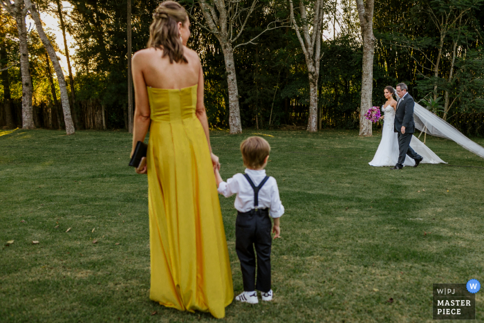 Una fotografía de boda en Rio Grande do Sul desde la Alameda FIgueira - Cachoeirinha - Brasil mostrando la página esperando a que la novia entre