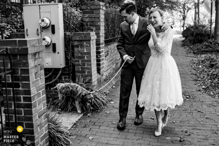 Fotografia de casamento no distrito de Columbia em uma cerimônia de fuga em Washington DC da noiva e do noivo a caminho do casamento