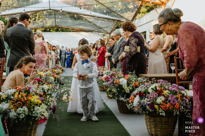 Rio Grande do Sul wedding photo of the Page entering the tented ceremony