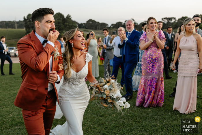 Rio Grande do Sul trouwfotografie buiten van Emma Trein - Canela - Brazilië van de bruid en bruidegom die op het feest arriveren