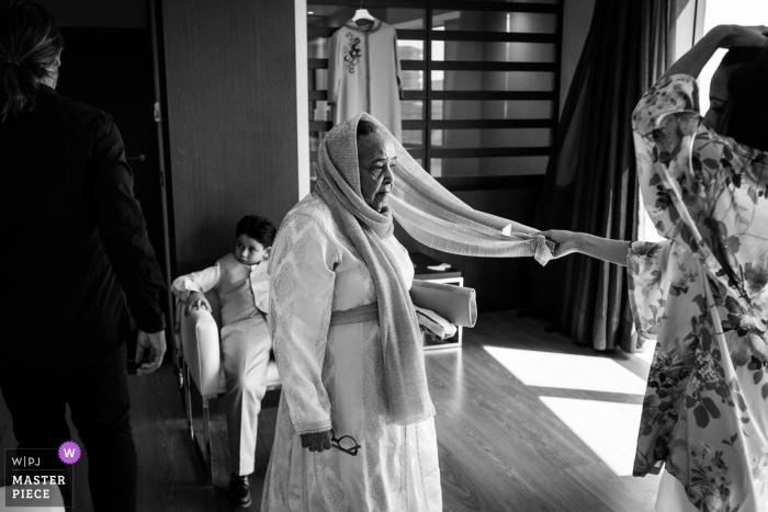 Il fotografo di matrimoni in Spagna ha creato questa immagine in bianco e nero della sposa che si prepara all'hotel, Talavera de la Reina usando un dettaglio di velo della nonna con la sposa