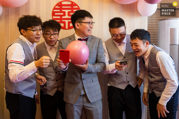 Fotografía de boda en China de la casa de una novia de Zhejiang del mejor hombre y el novio cantando