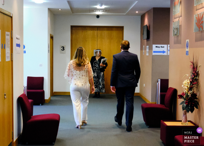 Il fotografo di matrimoni delle West Midlands ha creato questa immagine presso l'ufficio del registro di Birmingham del cancelliere in attesa degli sposi prima della loro cerimonia di matrimonio sicura covid