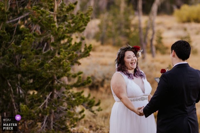 Fotografía de boda remota y al aire libre de Nevada en New Washoe City, NV que muestra a la novia riendo, reaccionando a los votos de su prometido