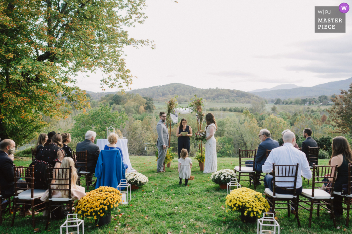 DC fotografia di matrimonio da The Inn at Mount Vernon Farm, Sperryville, VA che mostra la fioraia che occupa l'isola della cerimonia all'aperto