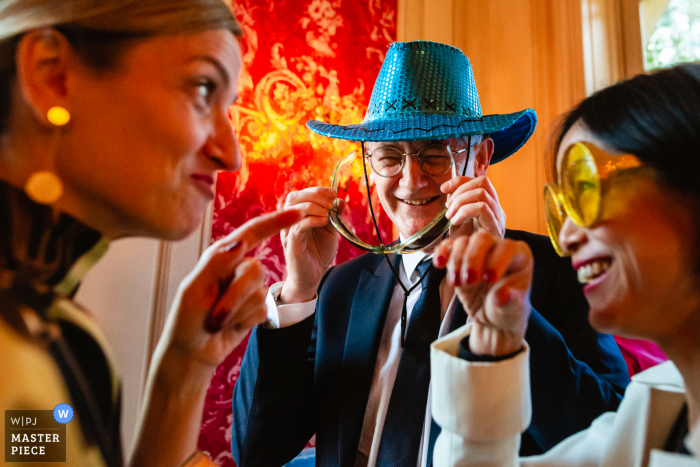 Île-de-France Receptie locatie Gasten die spelen met photobooth rekwisieten tijdens het huwelijksdiner op deze trouwfoto