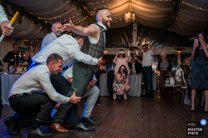 El fotógrafo de bodas de Sofía capturó esta imagen del lugar de la recepción del restaurante Bulgaria que muestra: Soy tu héroe