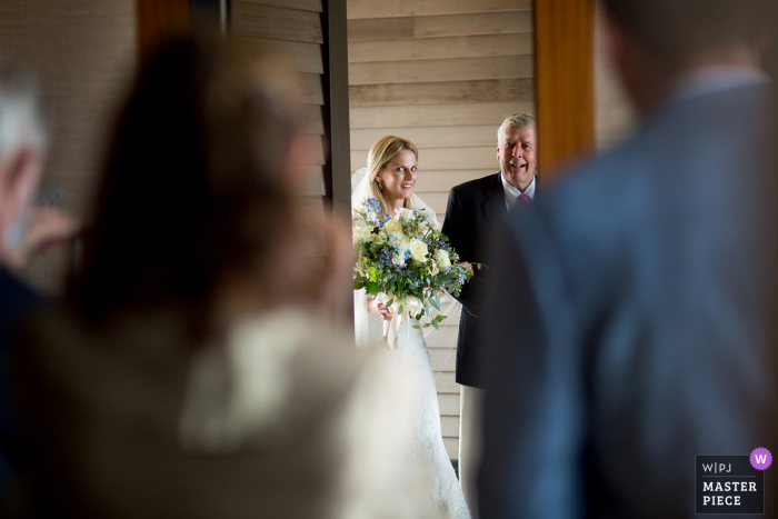 Fotografia de casamento de Westerly em Rhode Island, mostrando a noiva com o pai antes de entrar na cerimônia