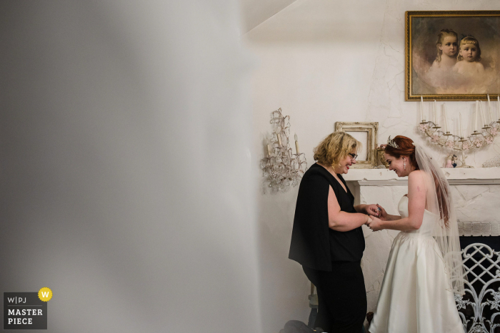 Topanga Canyon, California, fotografia di matrimonio che mostra la sposa e la sua damigella d'onore condividono la loro eccitazione prima della cerimonia