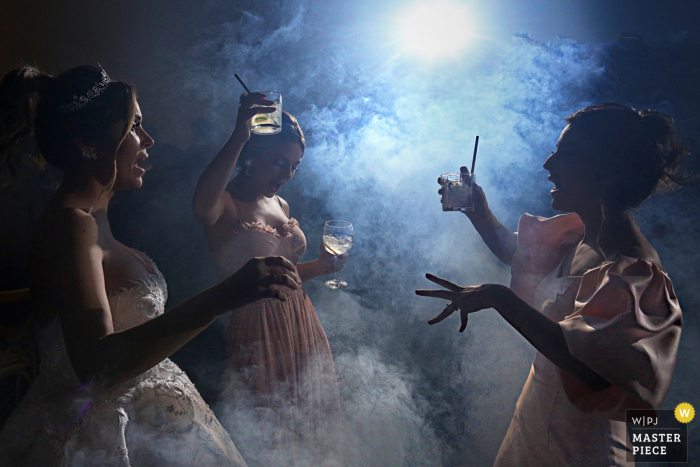 Photo by: <a href="https://www.wpja.com/contests/2020-v04/best-wedding-photographers/2605535">Claudia Amorim - Goiânia Goias</a> A Goias wedding photographer created this party night dancing image at the venue of Villa Borguese Anápolis