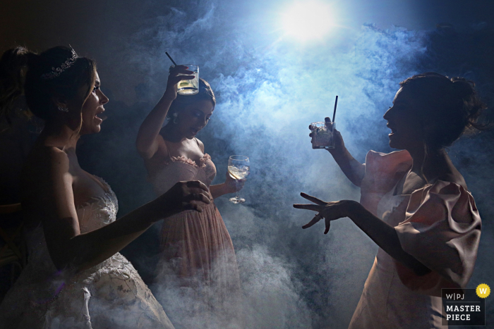 Un photographe de mariage de Goias a créé cette image de danse nocturne dans le lieu de la Villa Borguese Anápolis