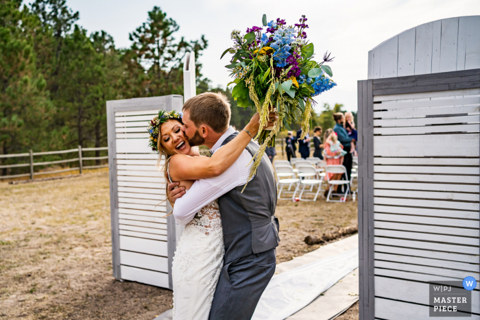 Fotografia di matrimonio in Colorado da una casa privata, Foresta Nera, CO della sposa e dello sposo subito dopo aver detto "Lo voglio"