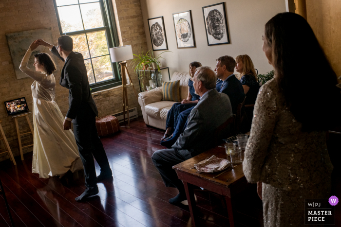 Photo d'un couple dansant leur première danse dans leur appartement à Madison, WI