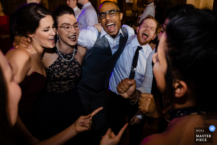 Foto que muestra la recepción de esta boda en Filadelfia en plena fiesta ... brote anterior al COVID-19