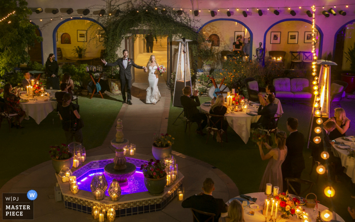 Fotografía de boda en Arizona de Hacienda del Sol Resort- Tucson de la gran entrada de los novios