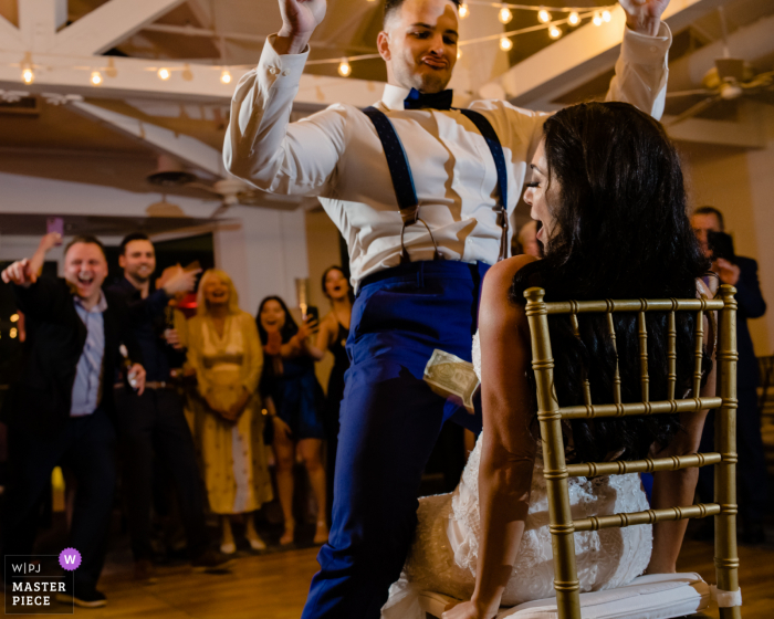 Foto de casamento do Hyatt Centric Resort, Key West, Flórida Antes da remoção da liga, o noivo começou a dançar para a noiva