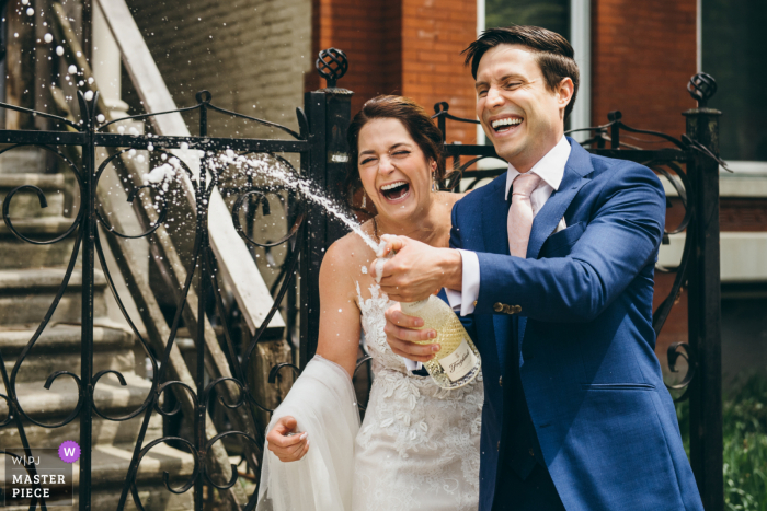 Foto del matrimonio di Chicago dalla loro casa dell'Illinois della coppia Celebrando con champagne