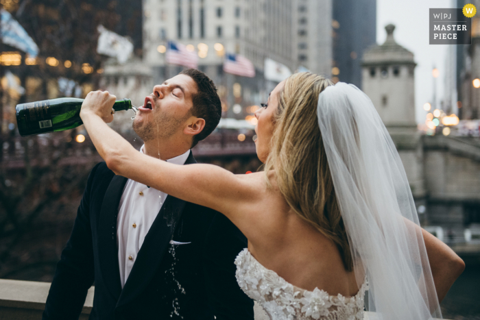 Fotografía de boda de una recepción de Chicago, Illinois, del vertido de champán