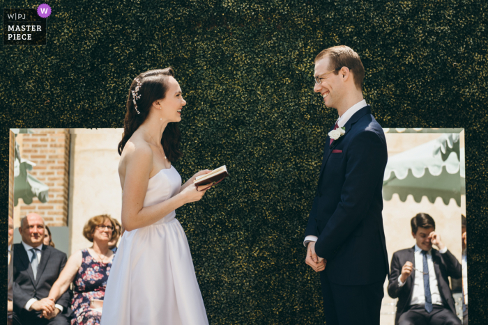 Fotografia di matrimonio dell'Illinois che mostra la sposa e lo sposo che pronunciano i voti e gli ospiti alla cerimonia