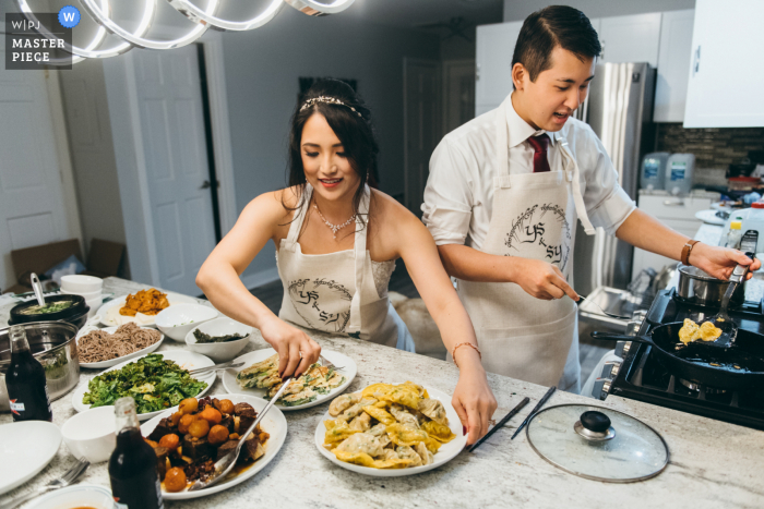 Huwelijksfotografie in Illinois van het bruid & bruidegom kookdiner thuis