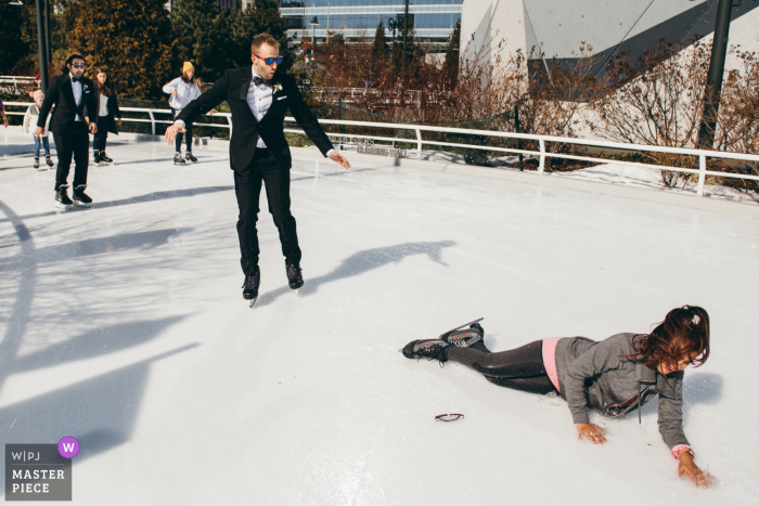 Winter Illinois Hochzeitsfoto von Maggie Daley Park, Chicago des Bräutigams Eislaufen vor der Zeremonie