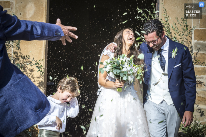 Fotografia de casamento em Siena na Igreja mostrando confetes voando e muita felicidade