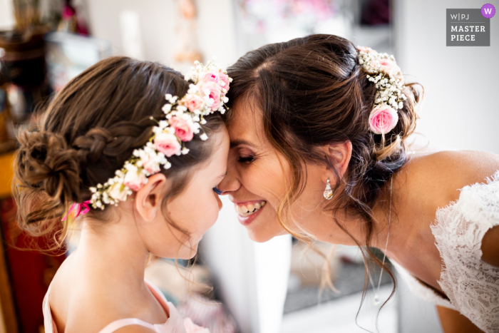 Foto del matrimonio dalla casa della sposa, prima della cerimonia, Albi nel sud della Francia come La sposa e sua figlia hanno appena finito di prepararsi