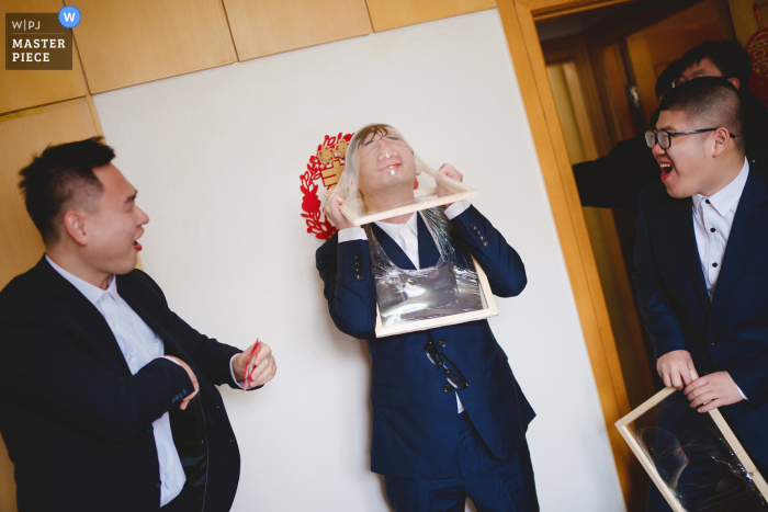 Zhejiang Home game for the groom and groomsmen with stretched plastic in this China wedding photo