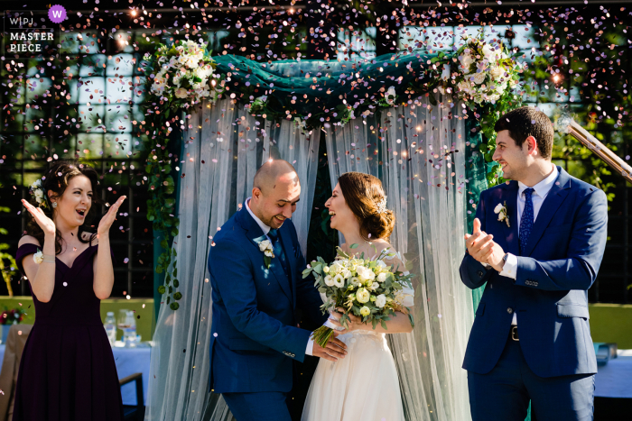 Buitenhuwelijksfotografie in Sofia die Confetti toont tijdens de ceremonie in Koriata Restaurant, Bulgarije