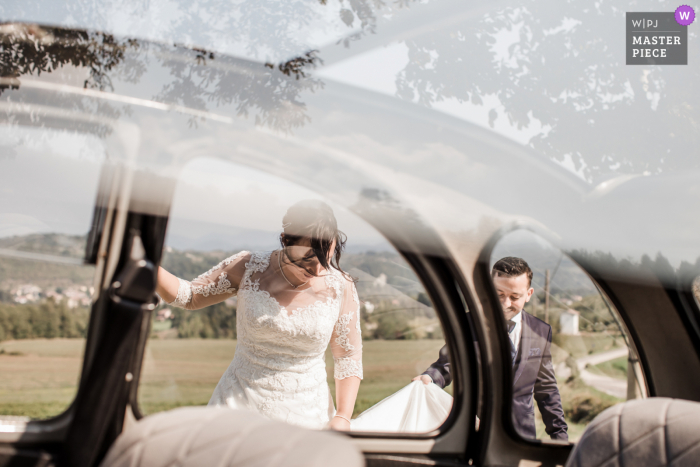 Fotografia di matrimonio ad Alessandria dal Piemonte, vicino alla location del ricevimento mentre gli sposi stavano per salire in macchina quando la sposa ha perso una scarpa