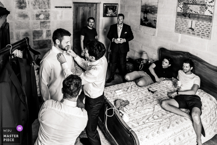 Foto del matrimonio del Domaine du Petit Mylord che mostra i preparativi per il matrimonio dello sposo