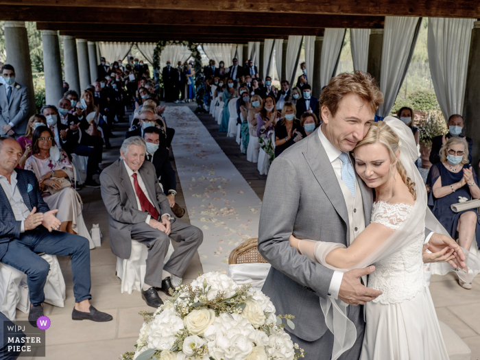 Foto di matrimonio da Villa Necchi alla Portalupa - Gambolò - Pavia che mostra che dopo il sì, la felicità si diffonde