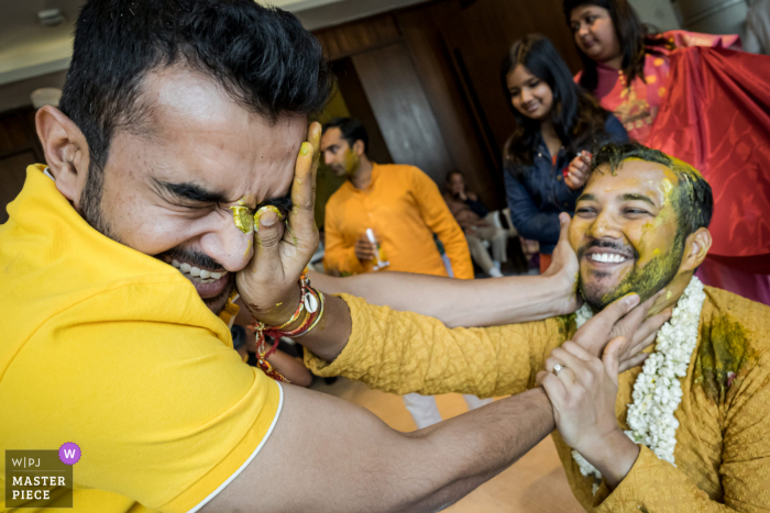 India trouwfoto uit Delhi van de Haldi en Turmeric rituele ceremonie