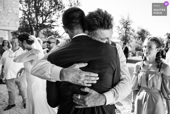 Foto di matrimonio in Francia in bianco e nero che mostra un caldo amore di Montpellier Brother