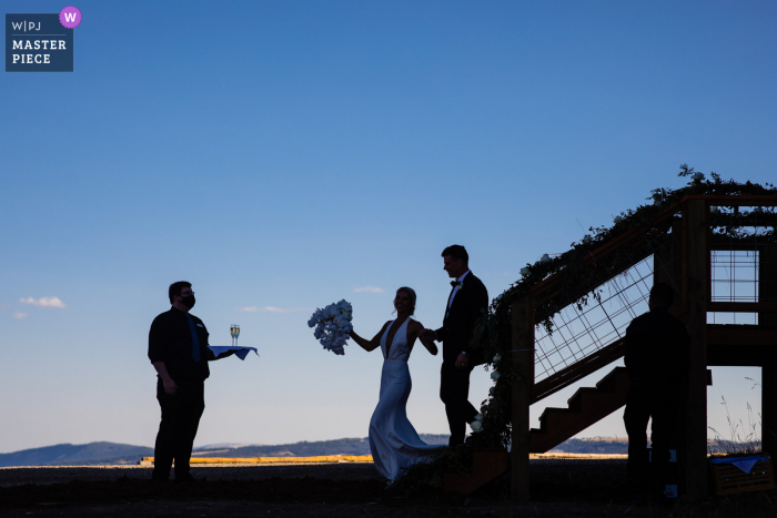 Foto di matrimonio nel Montana da Big Sky, MT, mentre la coppia prende champagne dopo essere uscita dalla seggiovia