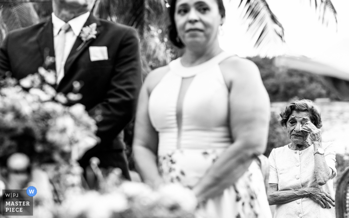 Alagoas huwelijksfotografie van de ceremonie in Brazilië van een huilende grootmoeder op een kleinzoonbruiloft