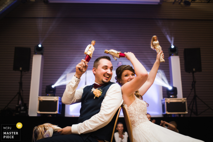 Bas-Rhin foto van Wedding Night bij de receptie van de bruid en bruidegom die spelen bij "hem of haar". Een lastige vraag waar de bruidegom blijkbaar niet goed op antwoordde.