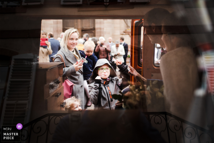 Vorplatz der Bas-Rhin-Kirche Braut und Bräutigam in ihrem Auto (einem Van), das Bild wurde aus dem gegenüberliegenden Fenster aufgenommen