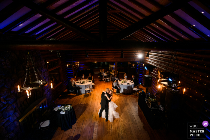 Foto del luogo del ricevimento dal Black Canyon Inn, Estes Park, CO della sposa e dello sposo che condividono il loro primo ballo