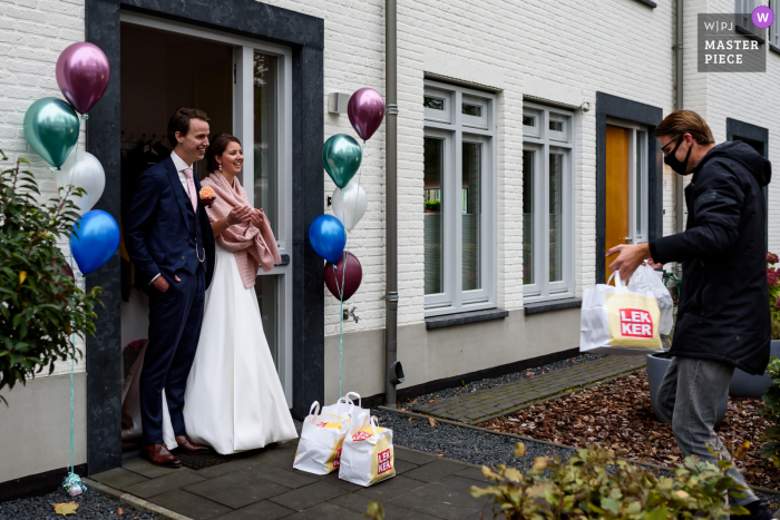 Foto de casamento de Noord Brabant em um evento caseiro na Holanda de um jantar de casamento para viagem entregue em um momento cobiçado