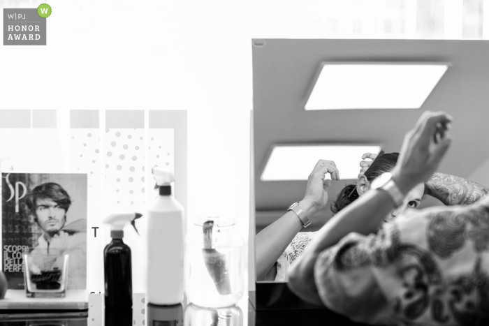 Foto do casamento de Trapani na barbearia enquanto o noivo arruma o cabelo