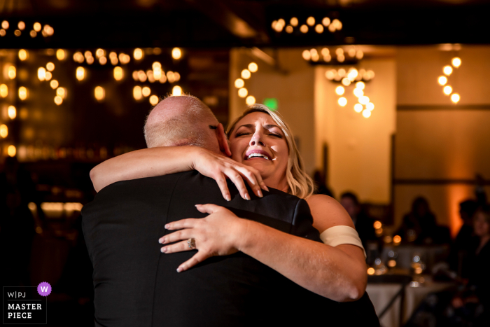 Foto emocionante do casamento no Colorado em Black Canyon Inn (Estes Park, CO), mostrando a noiva chorando durante a dança pai-filha